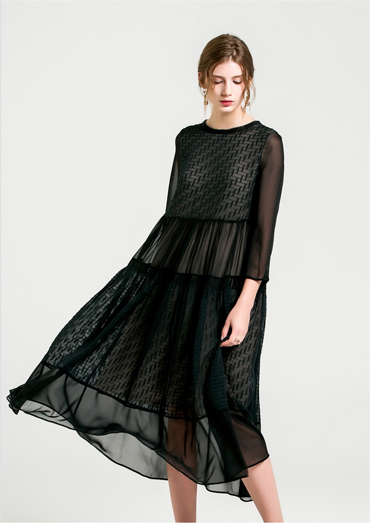 首页 服饰 女装 裙子 今升 圆领七分袖高腰提花大摆真丝连衣裙·黑色